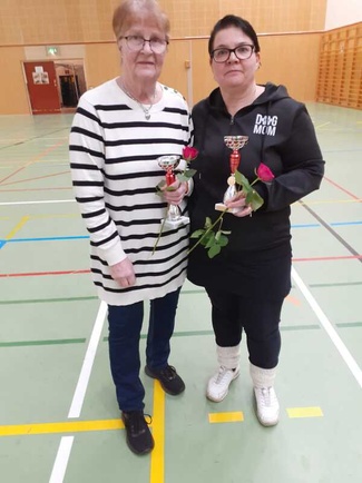 Kirmausboccian naisten sarjan parikilpailun voittajat Anna-Liisa Männikkö ja Pirjo Heikkilä.