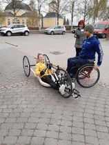 Emmi kokeilee käsipolkupyörää